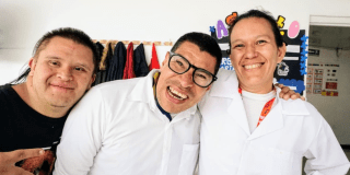 Imagen de tres personas sonriendo 