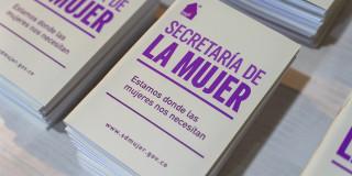 Una foto de un folleto con los servicios de la Secretaría de la Mujer
