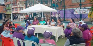 En la foto mujeres socializando los modelos de prevención de violencias en Bogotá y Río de Janeiro