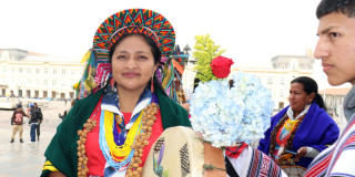 Imagen de una mujer mirando fijamente la cámara