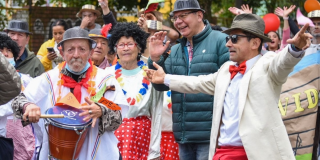 Imagen de personas de edad en una comparsa