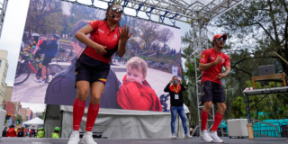 Imagen de Instructores en la ciclovía dictando clase
