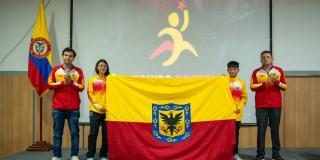 Deportistas bogotanos con la bandera de la ciudad