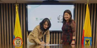 Imagen de la secretaria firmando el convenio