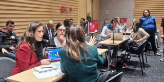 Foto de personas hablando en la primera rueda de negocios del Sector Salud