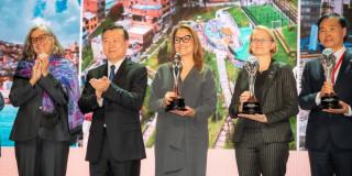 Foto con los ganadores del premio Shanghái para el Desarrollo Sostenible en Ciudades