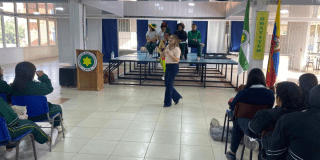 Foto de la alcaldesa de engativa hablando en un colegio 