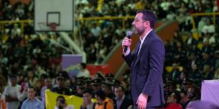 Alcalde Galán hablando en el evento de “Grandes por Elección: Conectados por la Democracia”