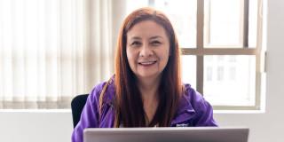 En la foto una mujer de la Secretaría de la Mujer atendiendo a mujeres que necesitan orientación