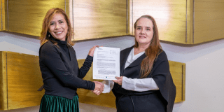 consejera distrital de tic recibe la certificación por parte de funcionaria de la CRC