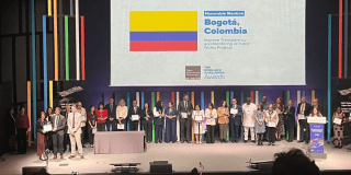 Fotografía de delegación de Bogotá recibiendo la mención honorífica en España