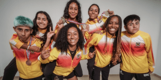 Imagen de deportistas con las medallas