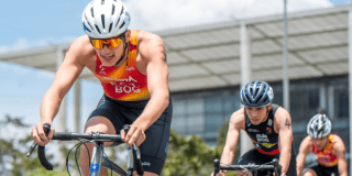 Imagen de deportistas en competencia de triatlón 