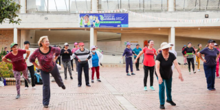 Imagen de personas ejercitándose en una clase.