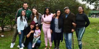Una familia compuesta por ocho personas reunida en un parque 