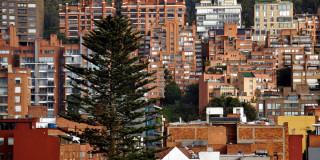 Foto panorámica de unos edificios en los cerros orientales de la ciudad