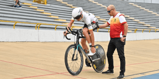 Imagen de deportista en la pista con el entrenador.