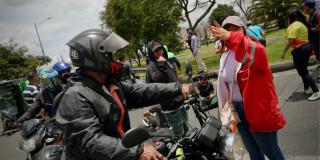Gestora de convivencia ayudando en las marchas de motociclistas para recrear cómo sería el trabajo del los gestores del orden