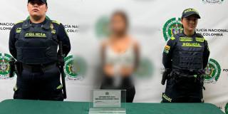 En la foto la mujer capturada por agredir a la uniformada de la Policía 