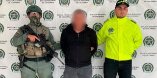 En la foto el capturado con los policías 