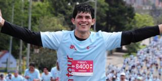 Imagen de un corredor de atletismo sonriendo 