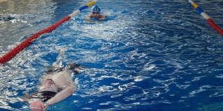 Personas nadando en piscina