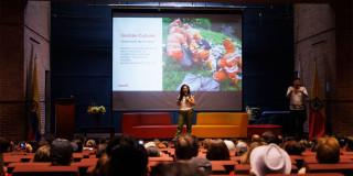 En la foto la alcaldesa local de Tunjuelito hablándole a los asistentes al evento