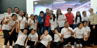 Imagen del alcalde Carlos Fernando Galán con varios beneficiarios del Centro de Desarrollo de Tibabuyes