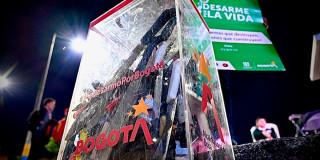 En la foto la urna en donde las personas depositaban las armas cortopunzante