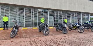En la foto policías con las motocicletas recuperadas al sur de Bogotá