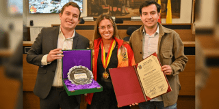 Imagen de Angélica Bernal recibiendo por parte del Concejo la condecoración.