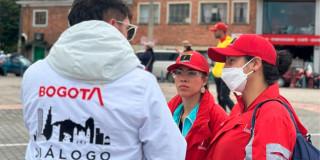 En la foto un gestor dialogando en una de las marchas con dos personas. 