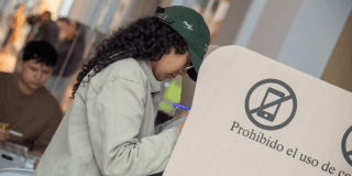 Foto de una mujer participando en los concejos locales de juventud 