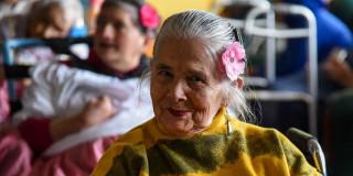 Mujer persona mayor sonriendo