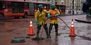 Foto que muestra trabajadores del Acueducto de Bogotá 