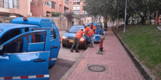 Imagen de operarios de la Empresa de Acueducto realizando operaciones de mantenimiento