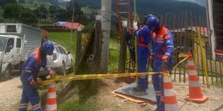 Foto que muestra trabajadores de Enel Colombia realizando labores de mantenimiento