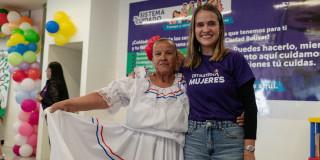 En la foto la secretaria de la Mujer, Laura Tami junto a una mujer.