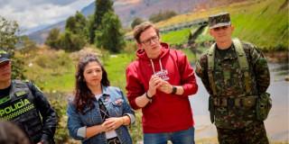 En la foto el secretario de gobierno, Gustavo Quintero, junto con dos personas de la localidad 