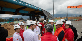 Imagen de funcionarios y al fondo el demolido puente