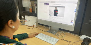 Imagen de persona ingresando a los canales de atención del IDRD