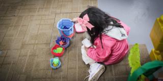 En la foto una niña jugando 