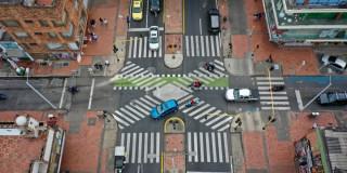 Foto de varios vehículos en una vía de Bogotá