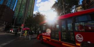 Foto de un bus de TransMilenio en una vía de Bogotá