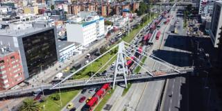 Foto de bus de TransMilenio en una vía de Bogotá.