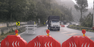 Imagen de una larga fila de vehículos esperando el paso en la Vía al Llano