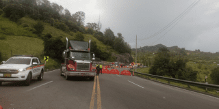 Imagen de una tractomula junto a una carro de policía en la Vía al Llano