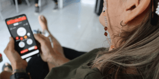 Imagen de una señora sosteniendo un celular