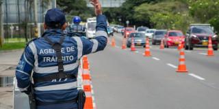 Foto de un agente de tránsito regulando el tráfico en una vía de Bogotá