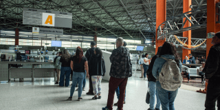 Fotografiá de personas haciendo fila en la Secretaría de Hacienda 